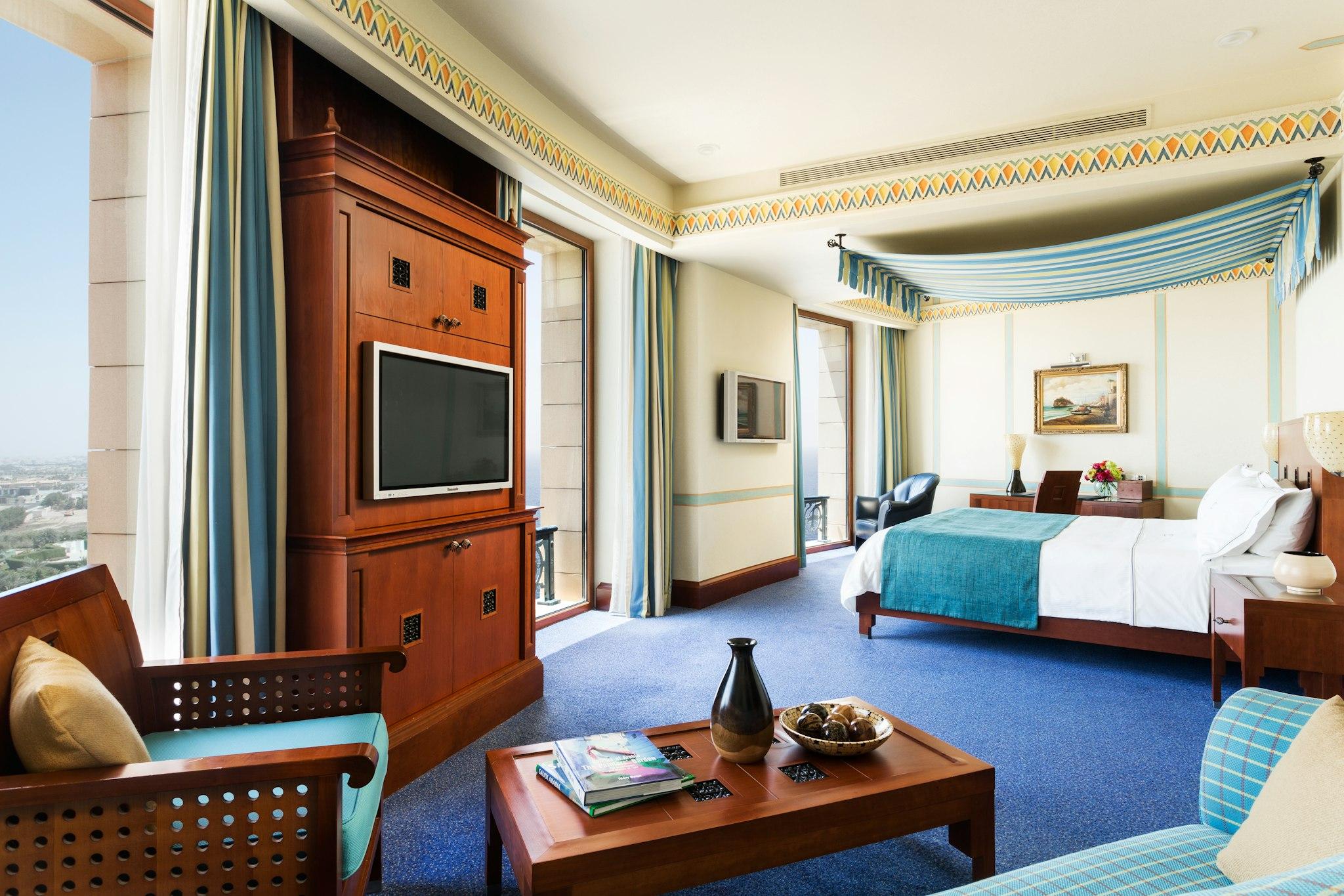 Executive, Suite, King Bed, Sea and City View, Butler, Living Area