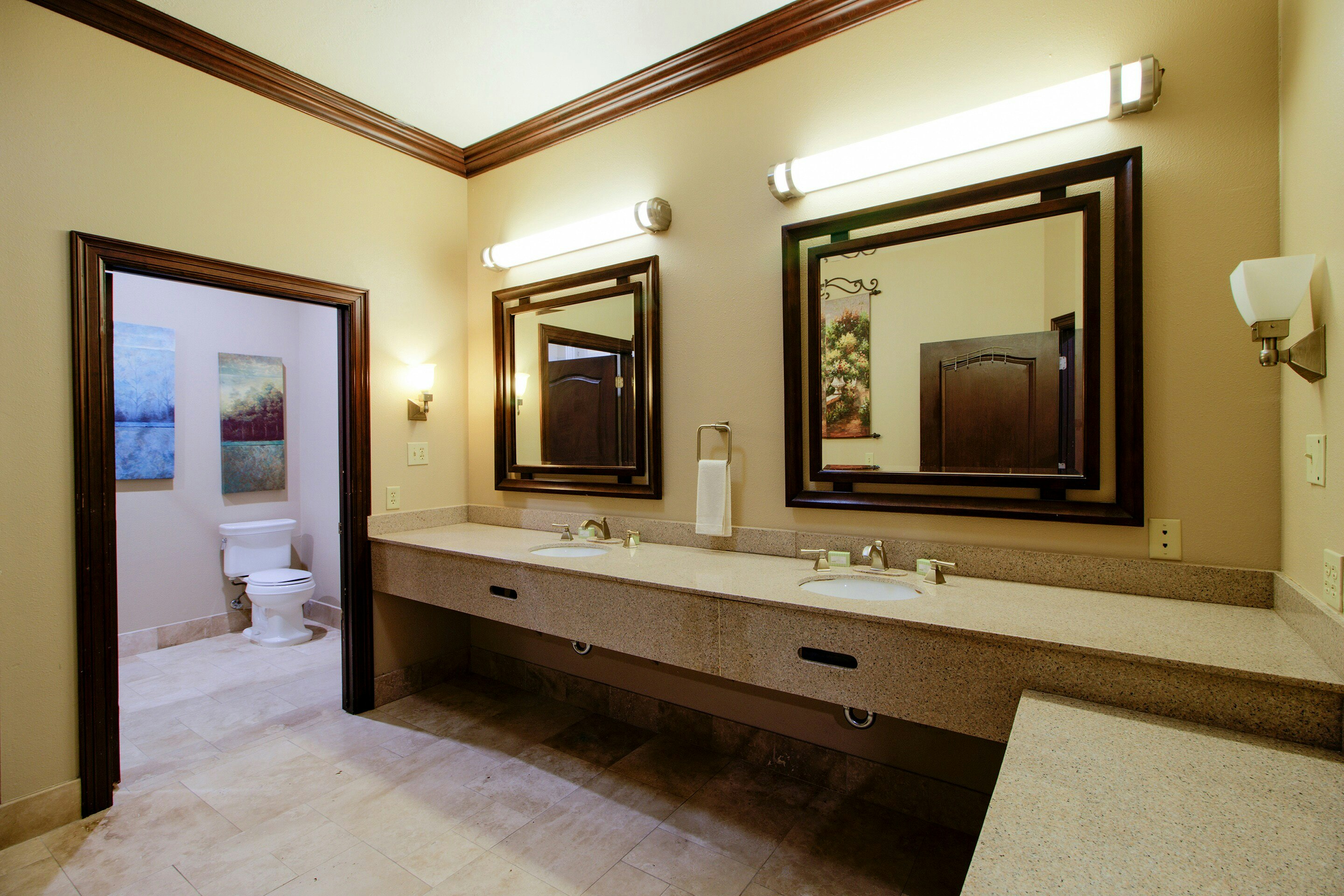 OYO Pinewood Inn & Suites Silsbee 17/20