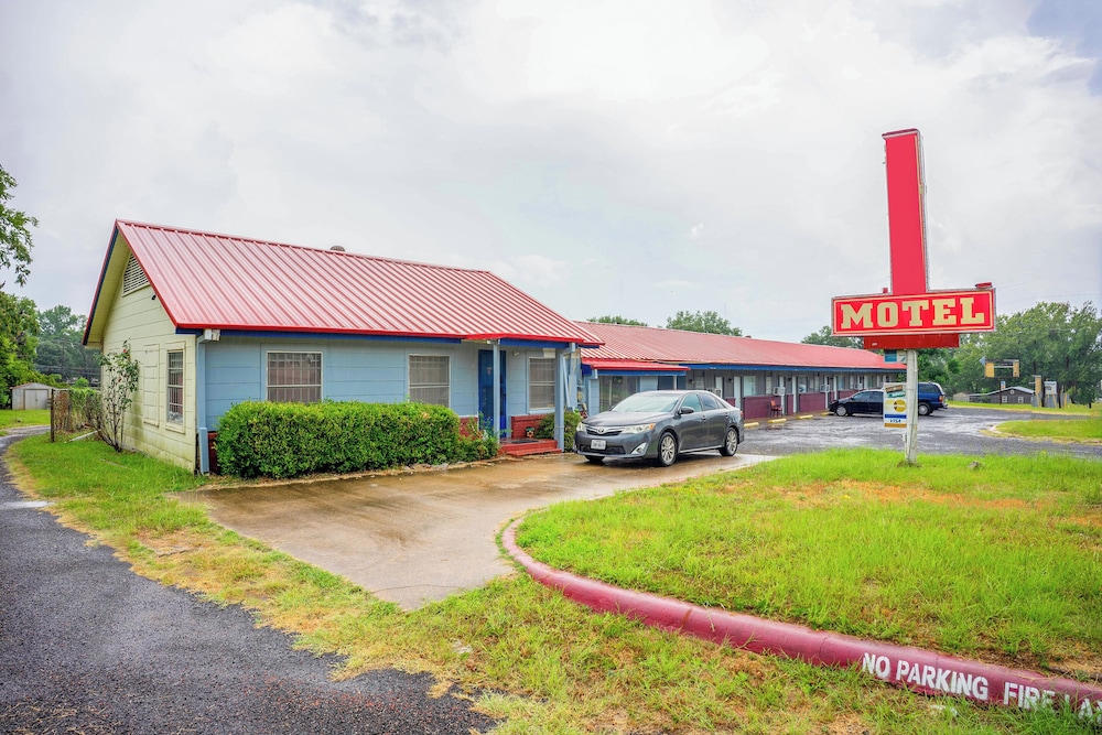 Budget Inn By OYO Palestine TX Hwy 79 in PALESTINE - TX