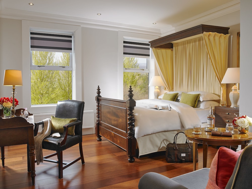 Dunraven Arms Hotel 39/43