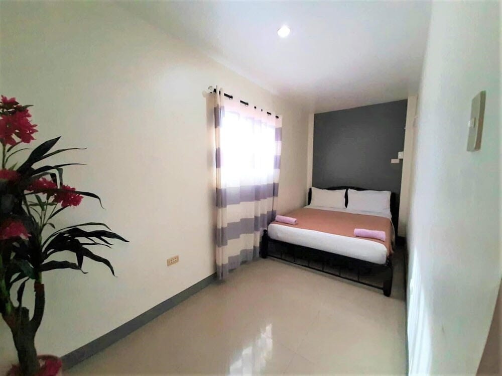 Conrada's Place Hotel And Resort 50/67