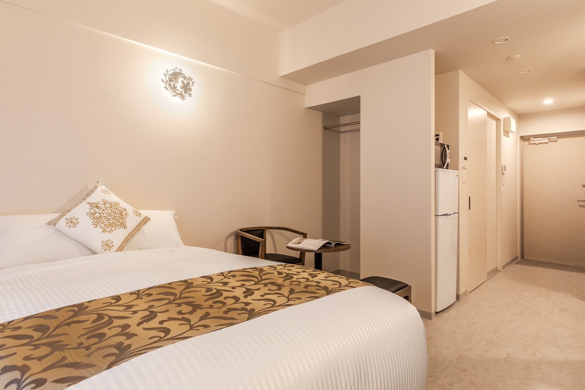 ROOM, DOUBLE BED