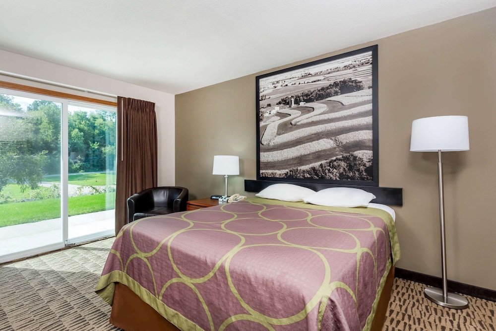 Room, Queen Bed, Baymont Inn and Suites by Wyndham Platteville 5/10