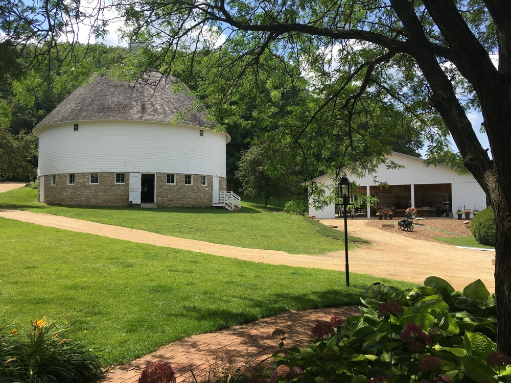Round Barn Farm B & B Event Center 49/56