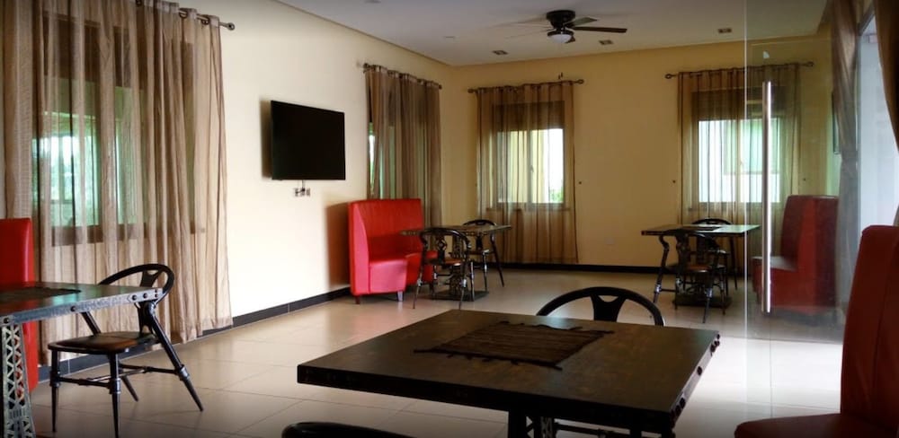 Courtyard International Hotel 30/40
