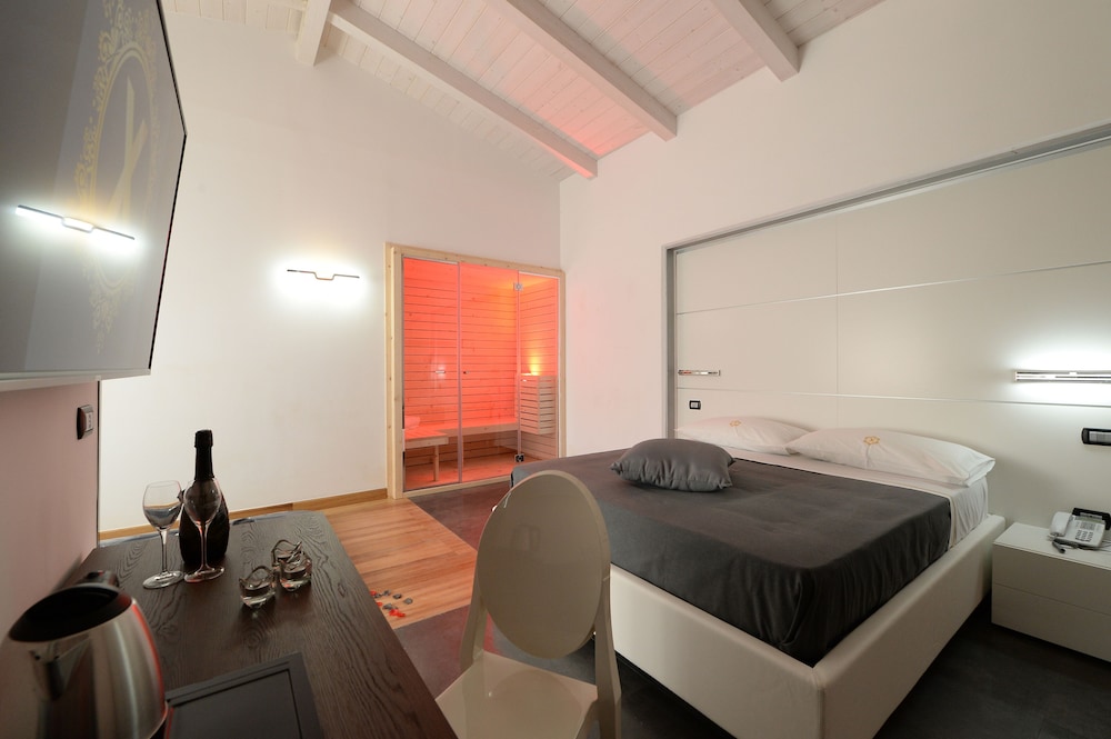 LUXURY, SUITE, SAUNA