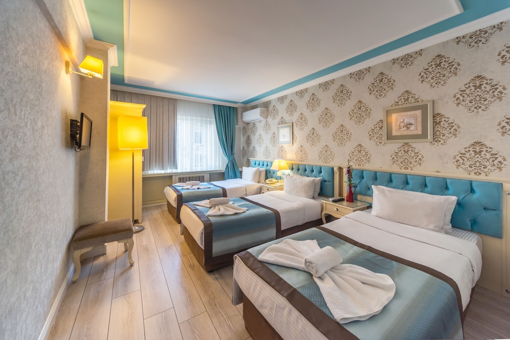 ROOM, QUADRUPLE