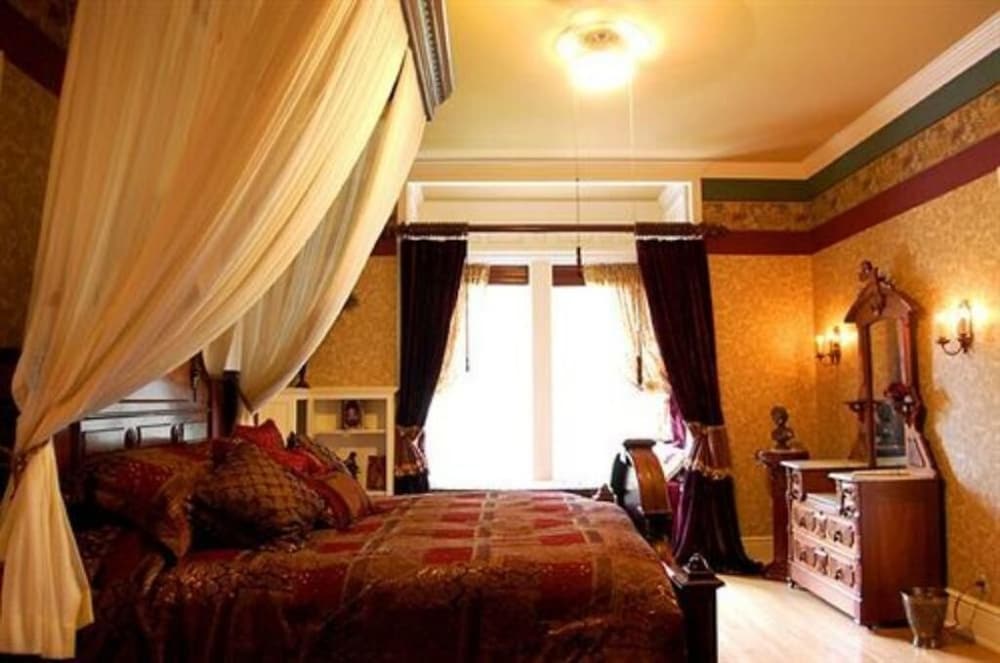 Alexander Mansion Historic Bed and Breakfast 12/48