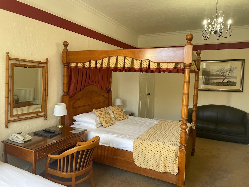 Four Poster, King Bed
