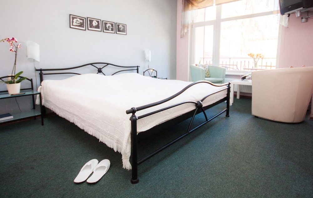 DELUXE, STUDIO, SUITE, KING BED