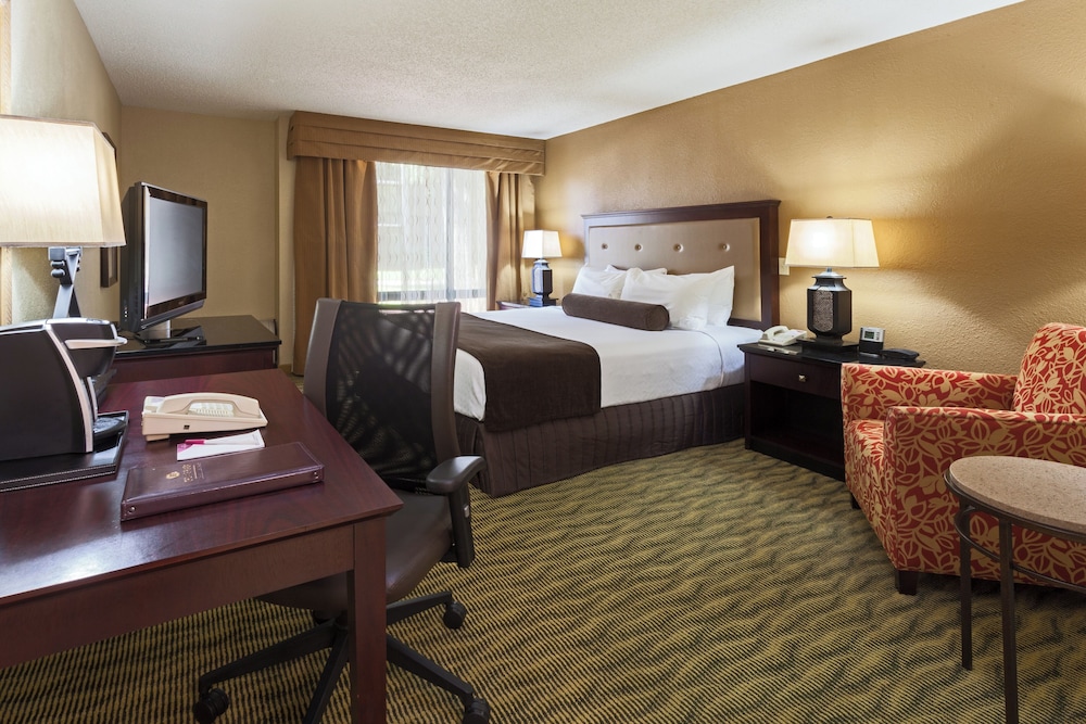 غرفة قياسية بسرير كينج، Wyndham Jacksonville Hotel and Conference Center 6/10