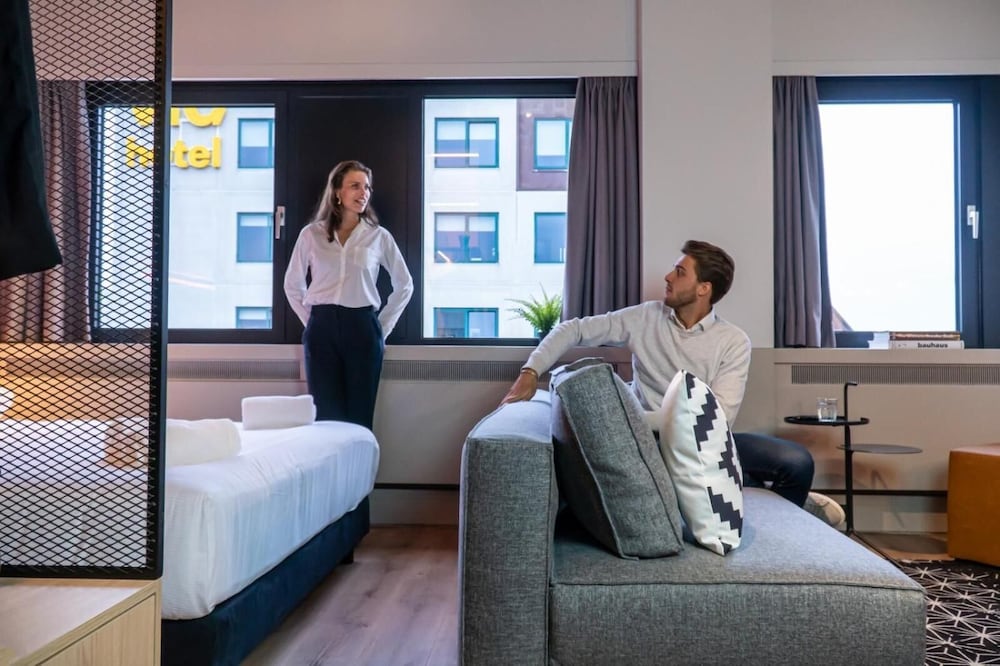 Via Suites 7/37