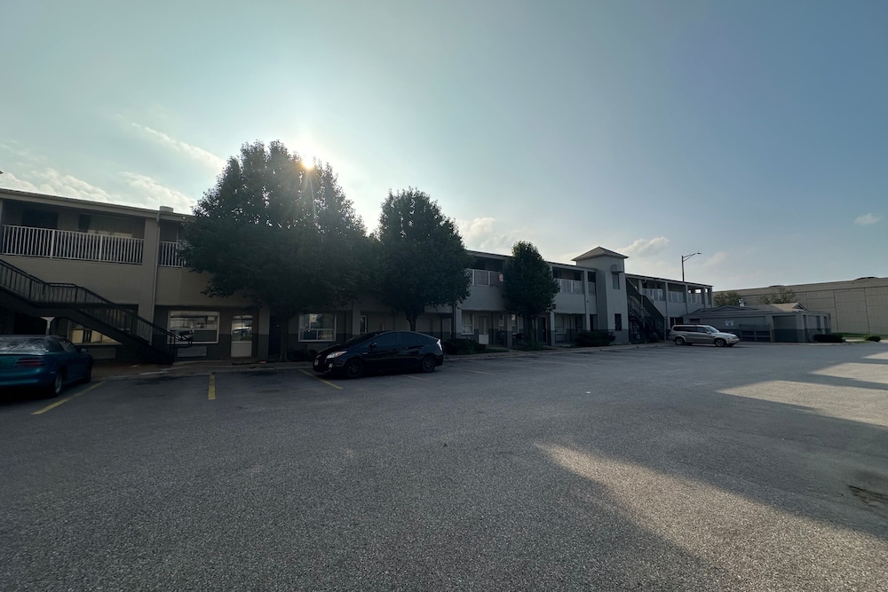 Blue Way Inn Suites Wichita East 31/37