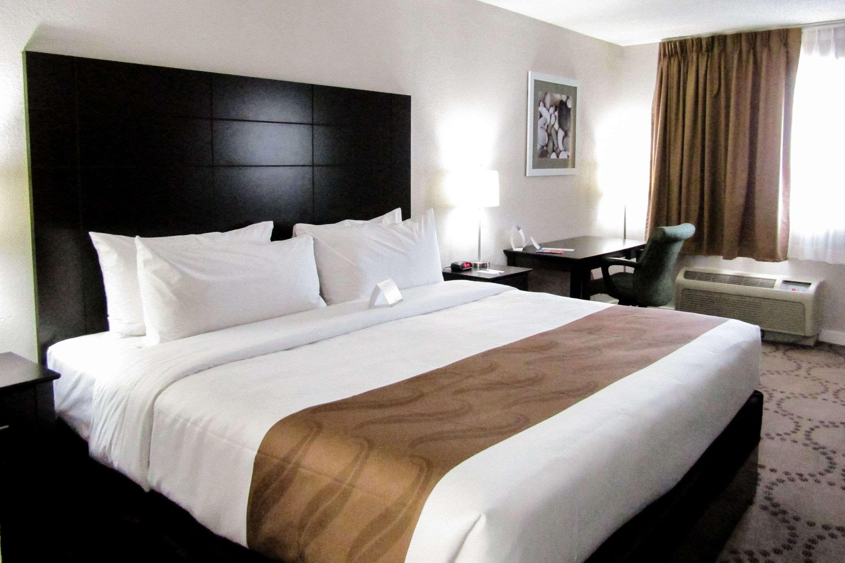 ROOM, KING BED