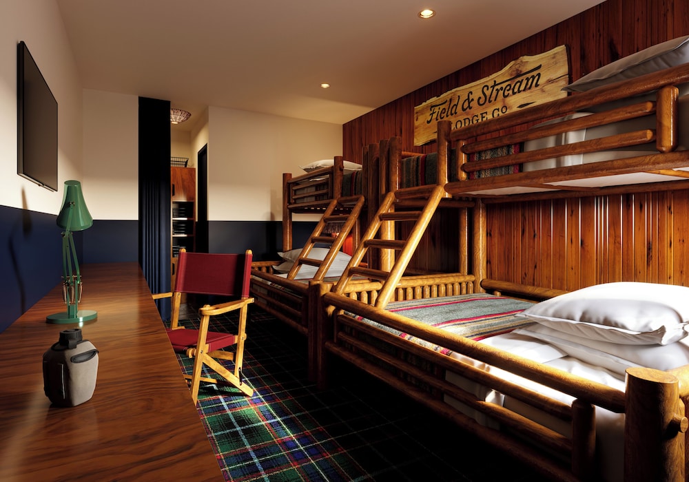 Field & Stream Lodge Bozeman 26/53