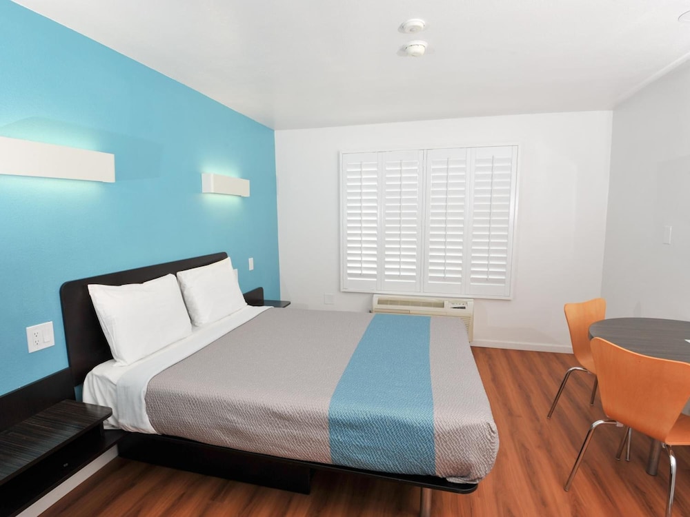 Motel6 Fountain Valley, CA - Huntington Beach Area 4/37