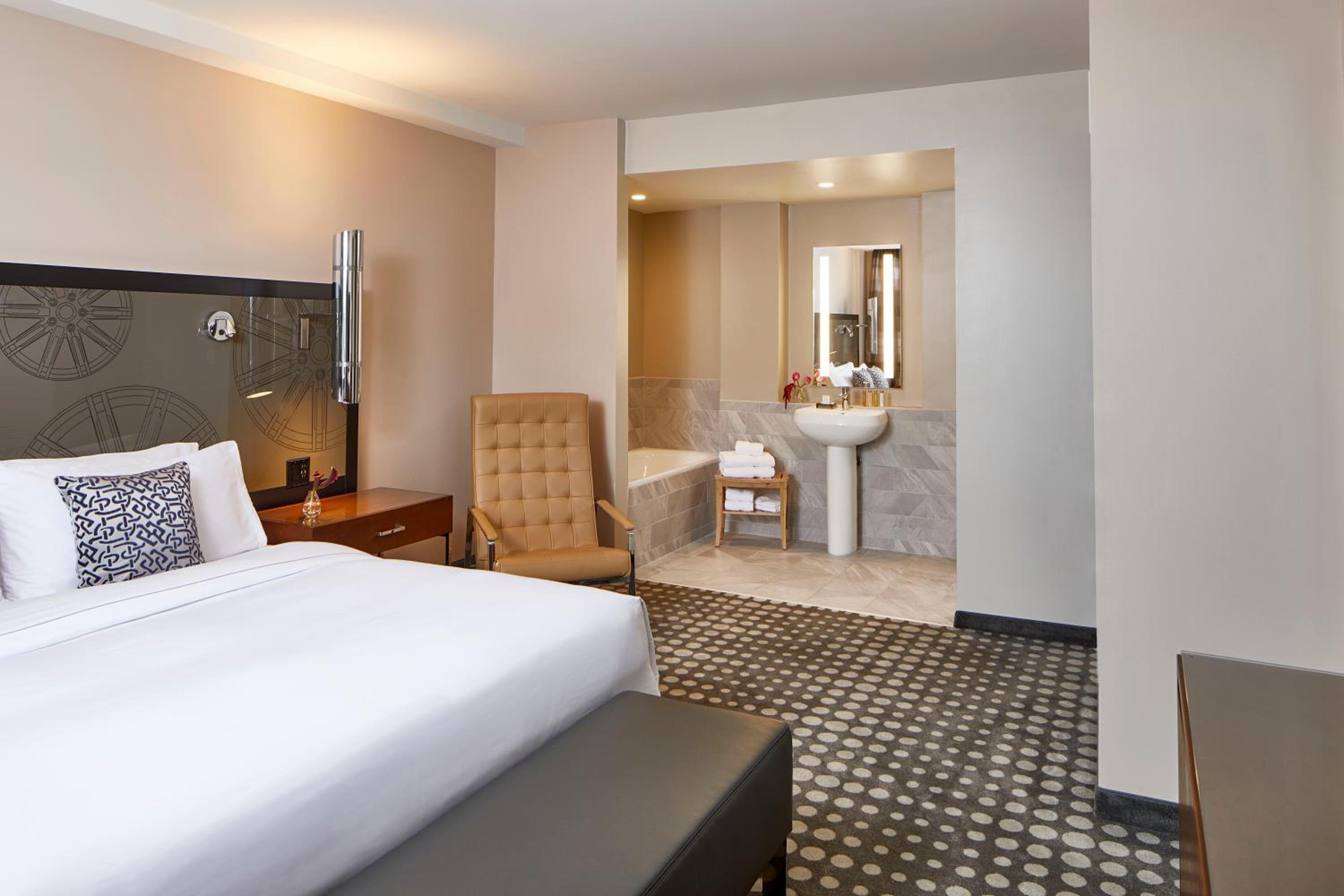 1 Bedroom, Suite, King Bed, Track View