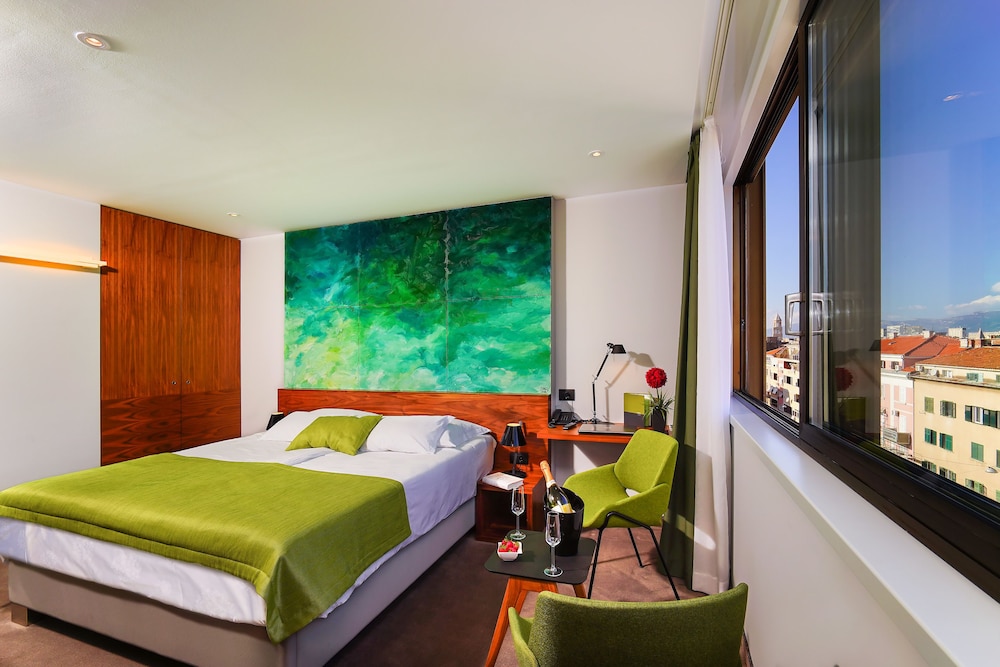 DELUXE, DOUBLE OR TWIN BED, CITY VIEW