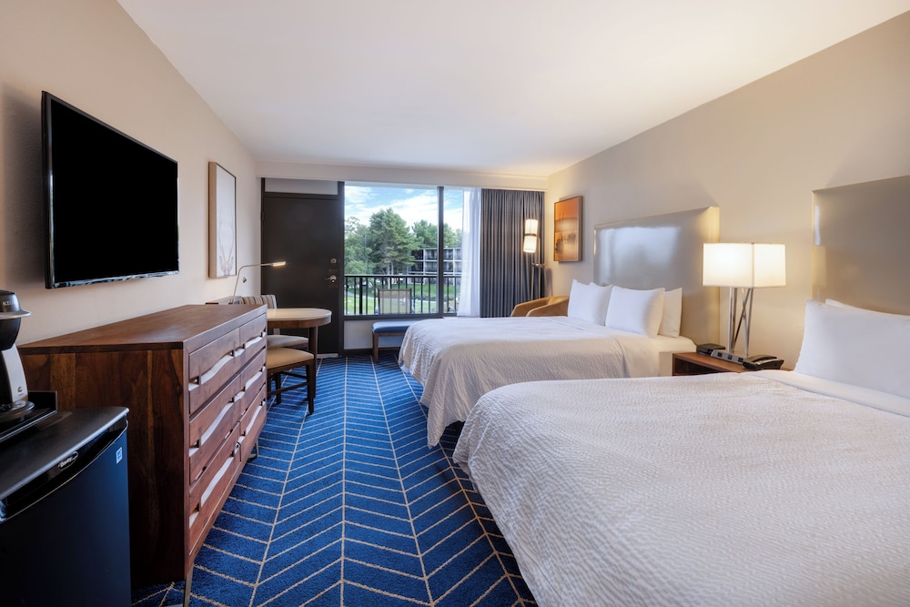 غرفة قياسية بسريرين كوين بإطلالة على المسبح، Holiday Inn Resort Bar Harbor Acadia Natl Park 2/5