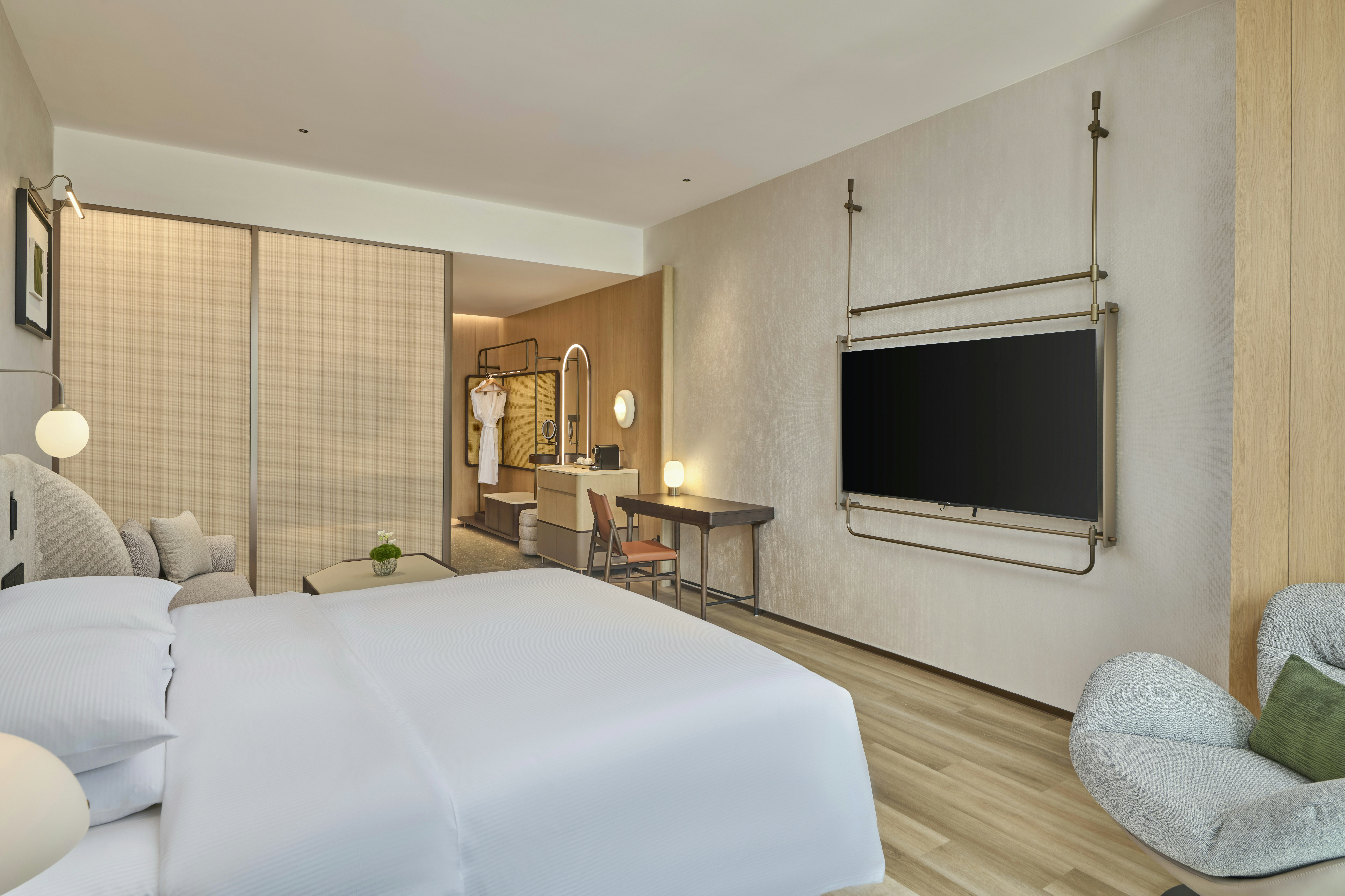 GUEST ROOM, KING BED, CITY VIEW