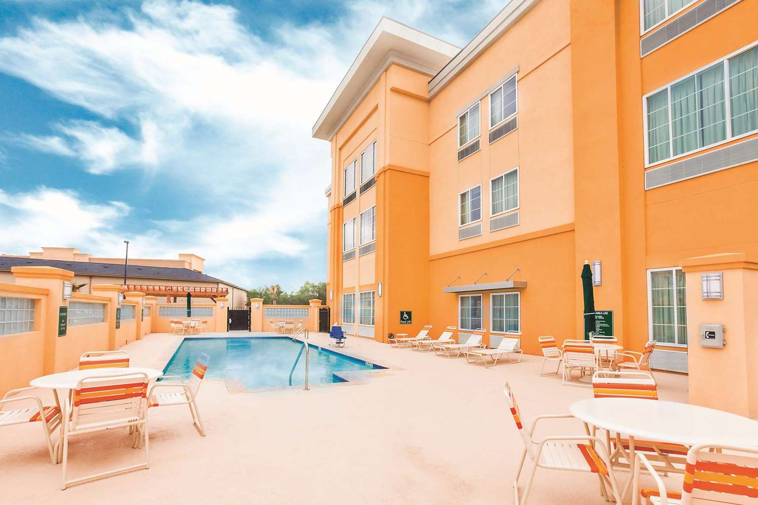 La Quinta Inn Suites Cotulla 19/20