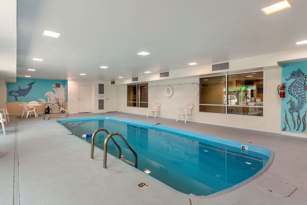 Econo Lodge Belle Fourche, SD 22/36