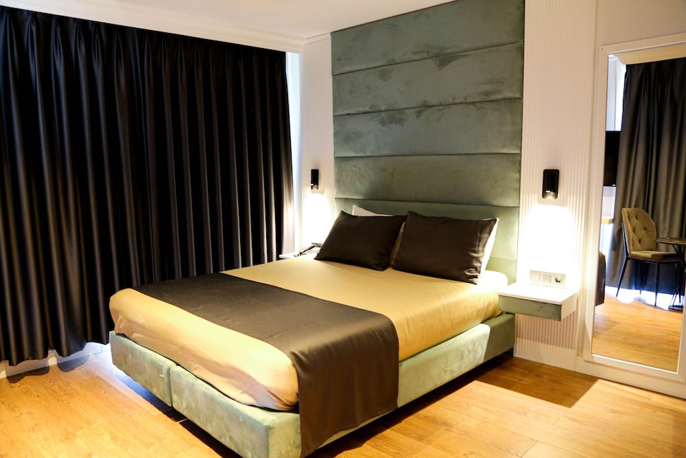 DELUXE, QUEEN BED