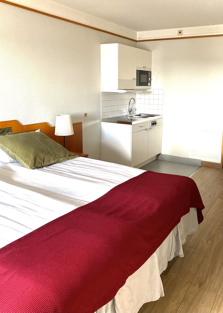 STUDIO, TWIN BEDS