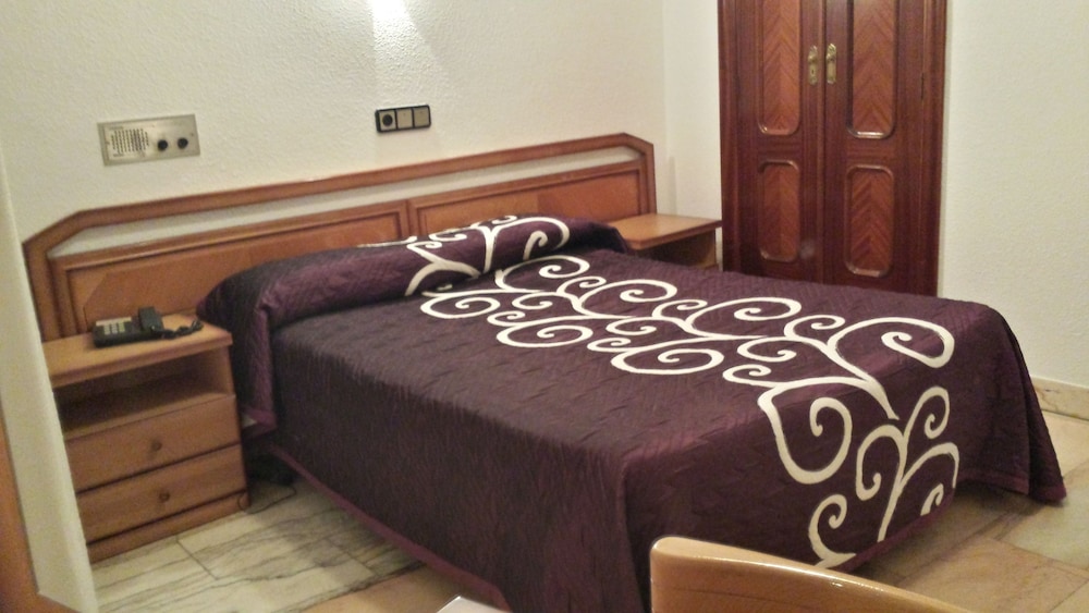ROOM, DOUBLE BED
