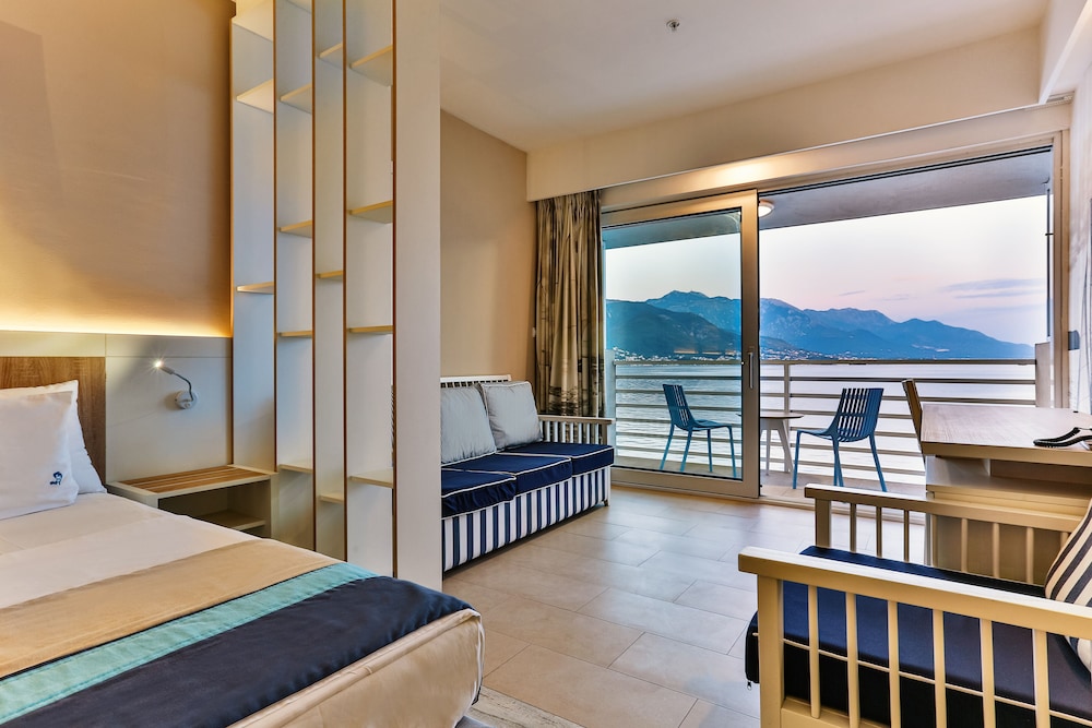 Carine Hotel Delfin 11/40