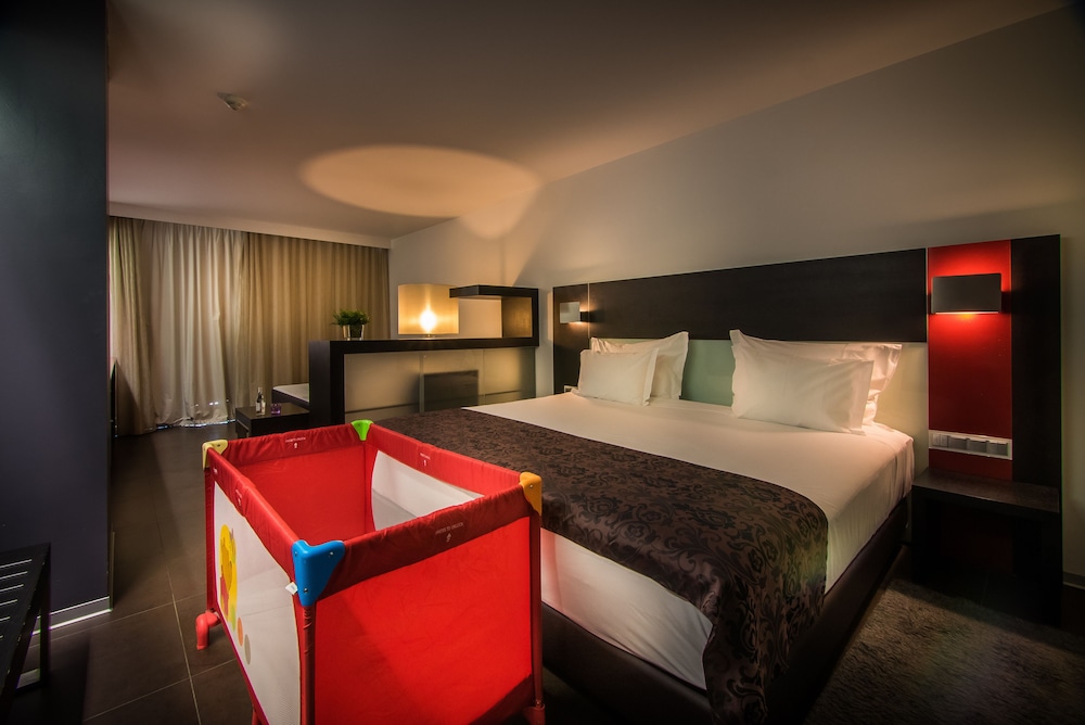 Sunset, Suite, King Bed, Partial Sea View, 2 Sofa, High Floor