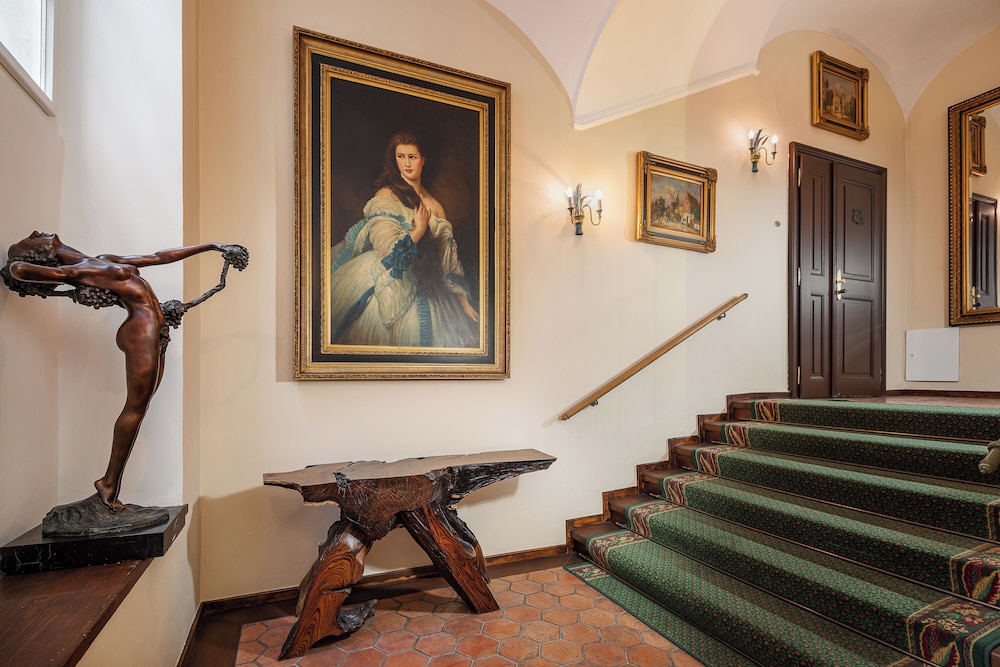 Iron Gate Hotel And Suites 53/71