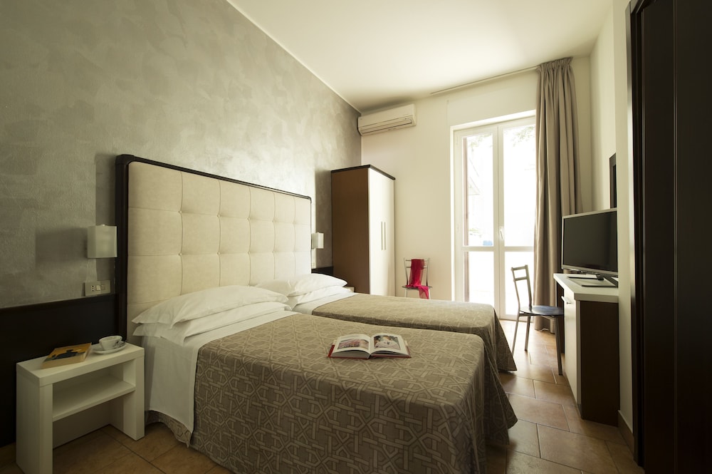 ROOM, TWIN BEDS
