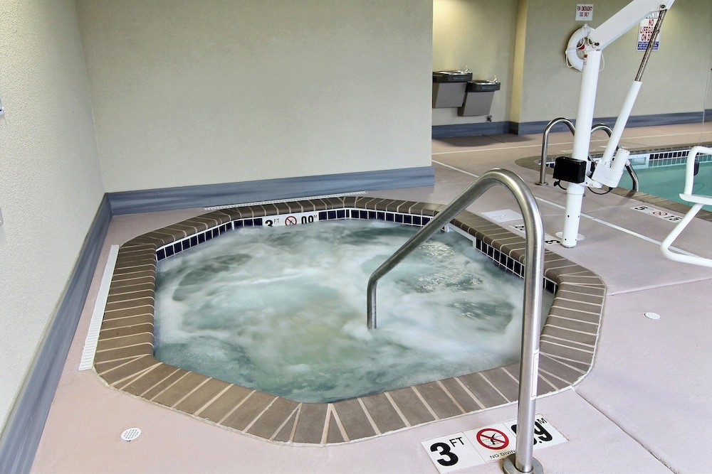 Cobblestone Hotel Amp Suites Crookston 26/39