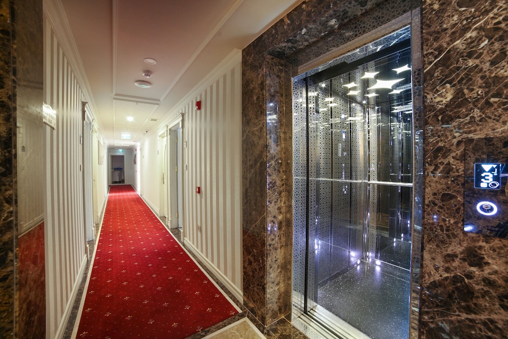 Halifaks Hotel 8/50