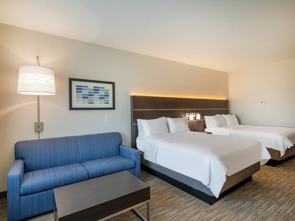Holiday Inn Express and Suites Watertown 31/74