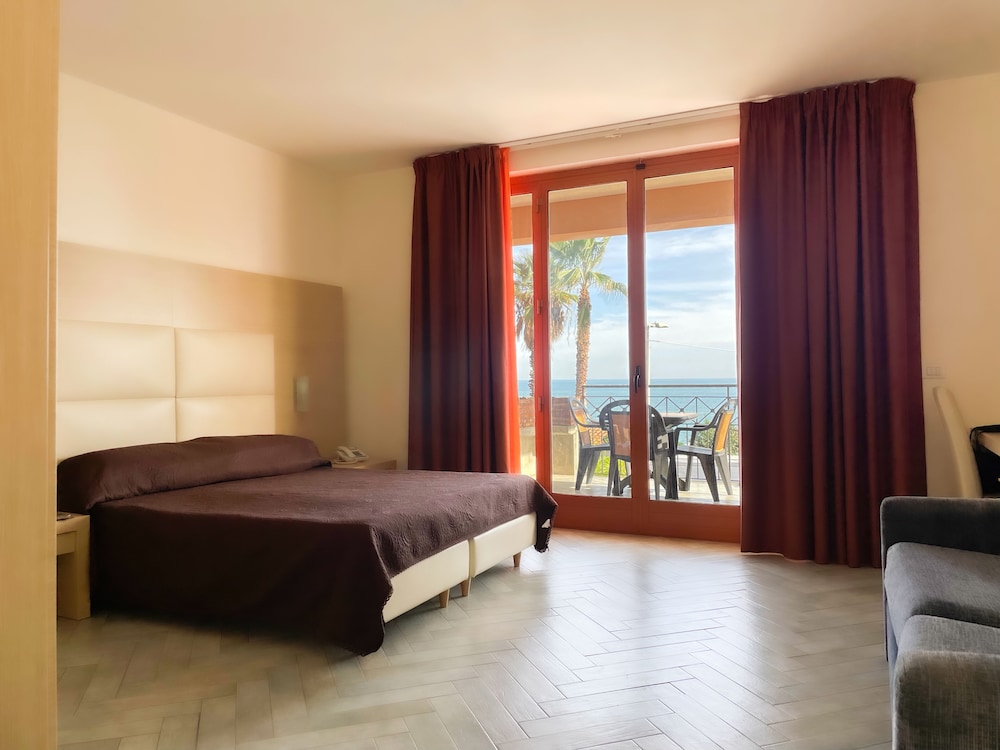 DELUXE, QUADRUPLE, 1 SINGLE AND 2 DOUBLE BEDS