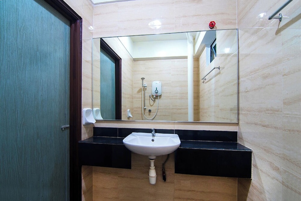 OYO 528 Andaman Sea Hotel 39/41