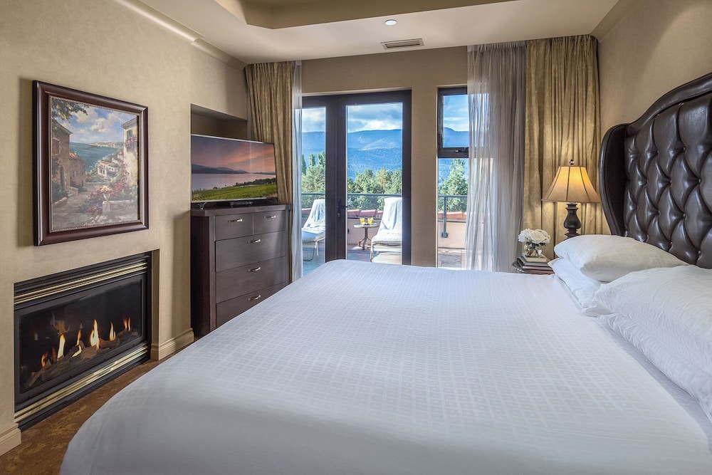 جناح بسرير كينج وسرير كوين بغرفتي نوم مع أريكة، The Royal Kelowna 2/8