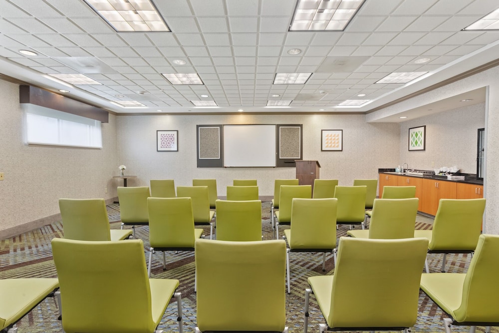 Holiday Inn Express Hotel & Suites Bethlehem 65/72