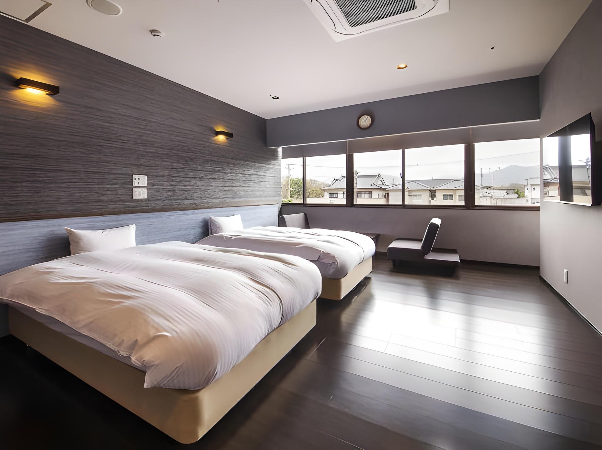 Room, Twin Beds, City Side