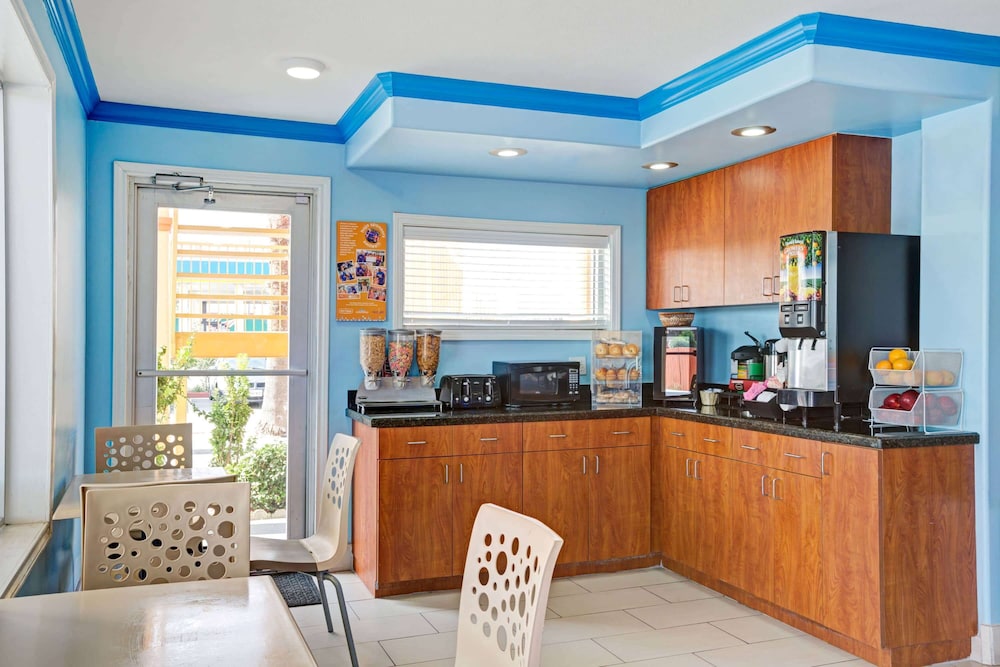 Howard Johnson By Wyndham Galveston 4/36