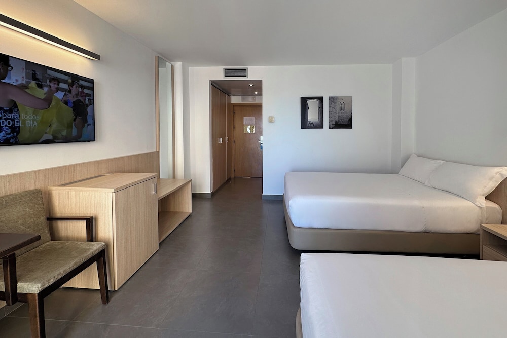 غرفة ثلاثية بسريرين مزدوجين، Acuazul Hotel 3/6