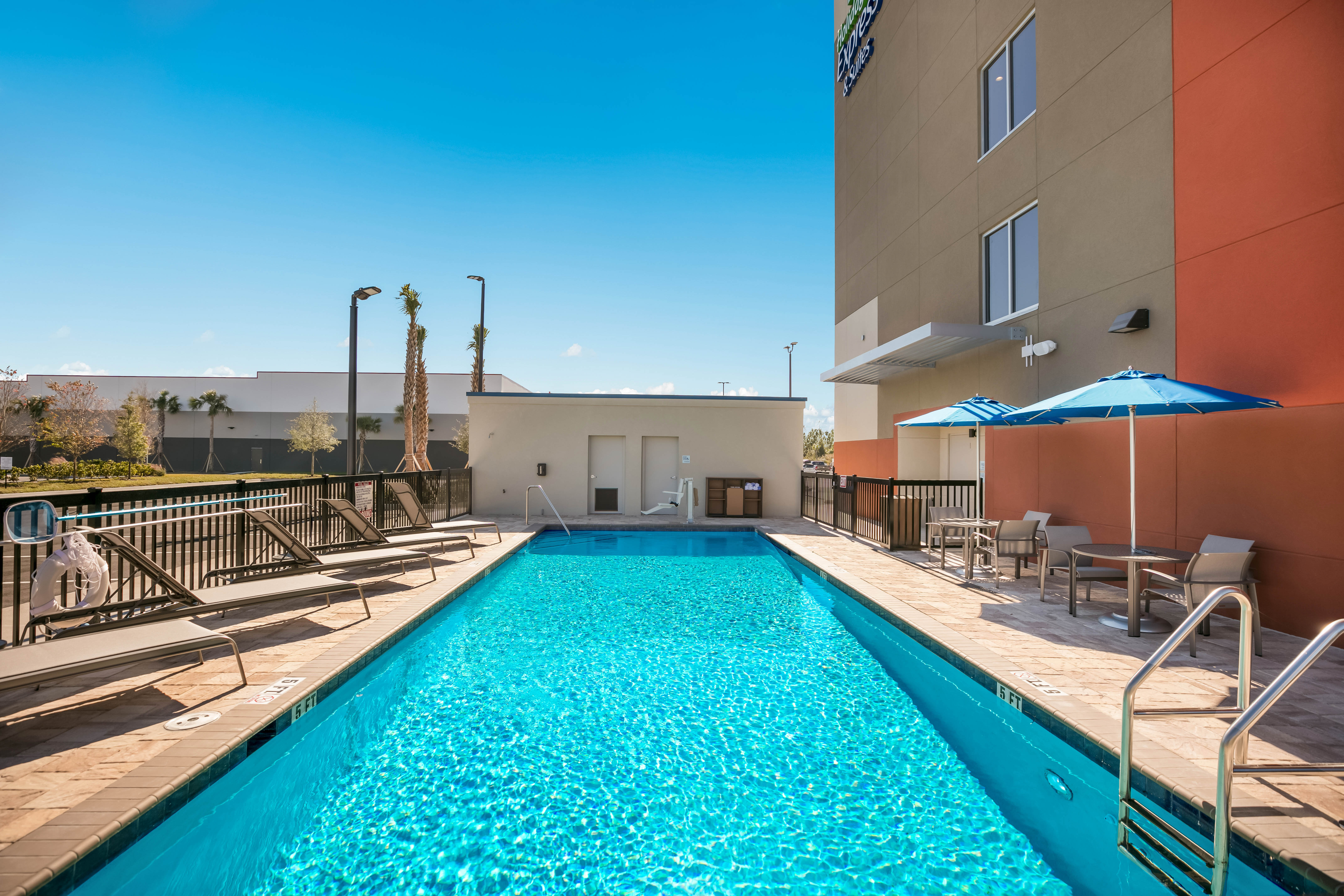 Holiday Inn Express Suites Jacksonville Town Center 46/46