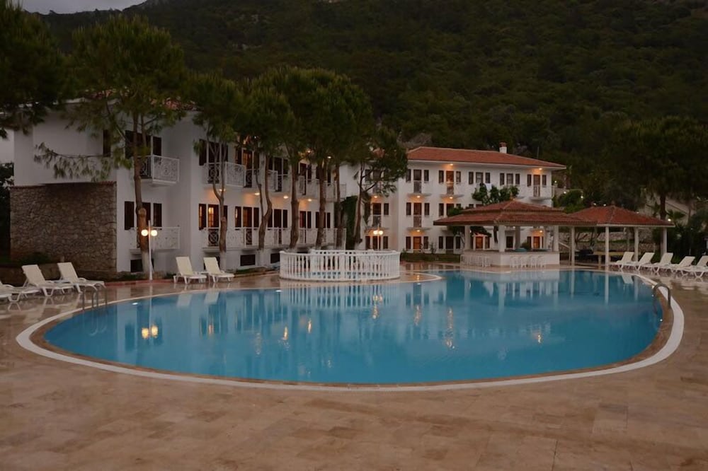 White Hotel 15/18