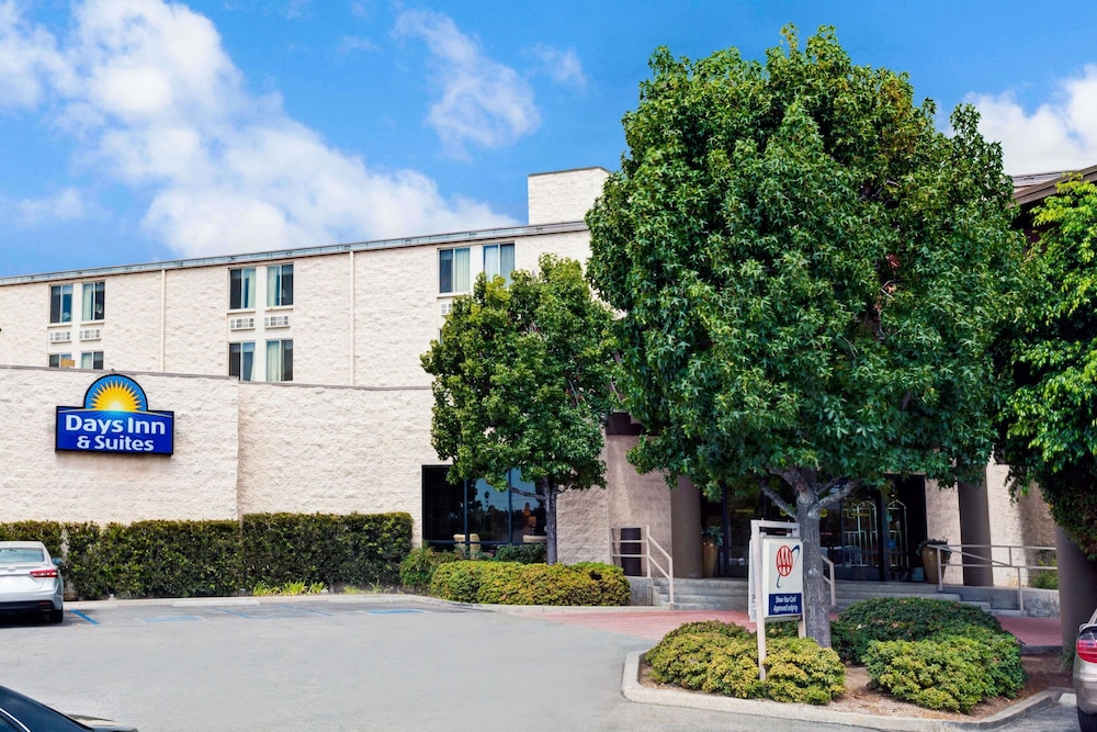 Days Inn & Suites by Wyndham Fullerton 2/26