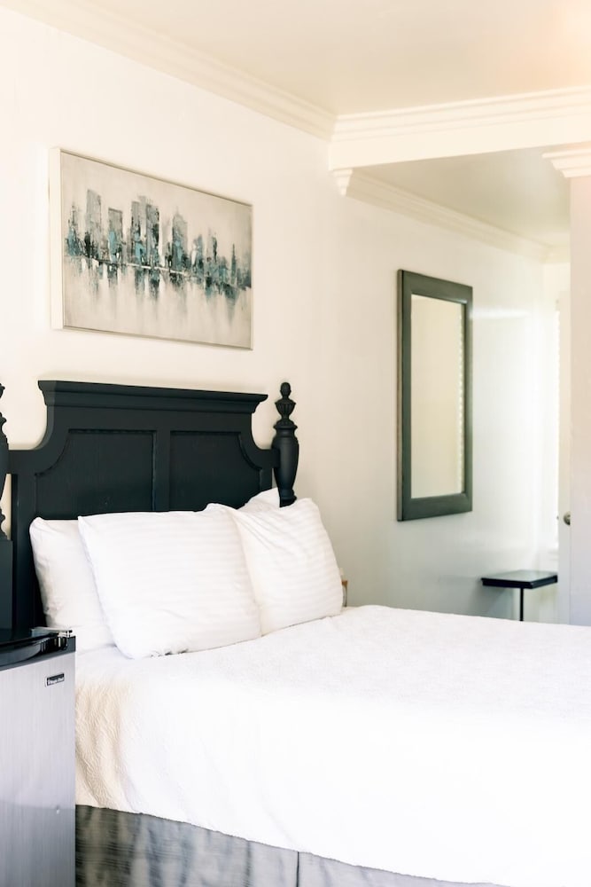 Seaside Laguna Inn & Suites 21/50