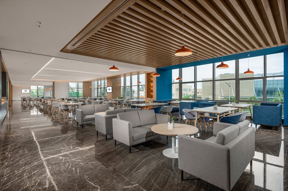 HOLIDAY INN EXPRESS Beihai Silver Beach 48/61