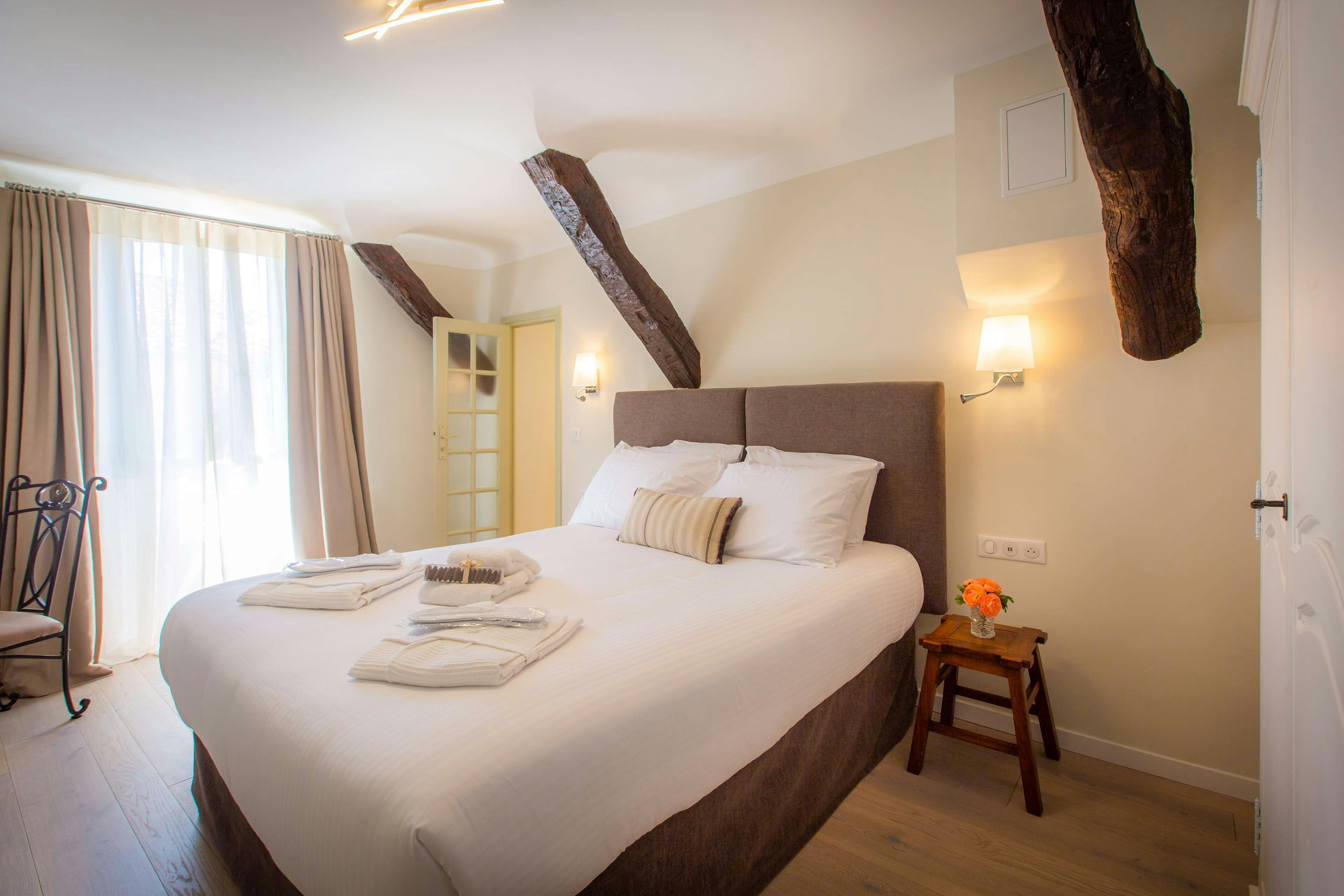 HOTEL LES ARMOIRIES 30/66