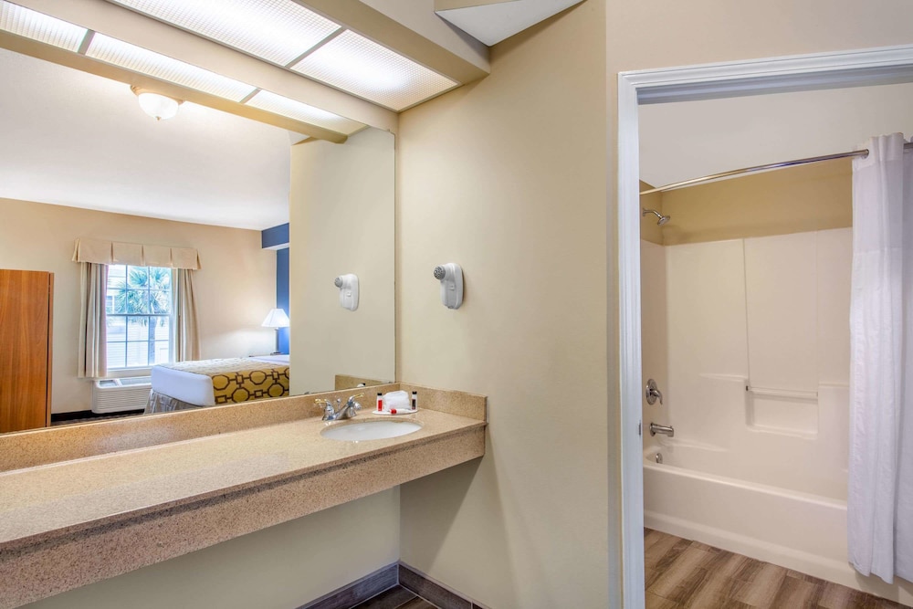 Baymont By Wyndham Jacksonville/Butler Blvd 12/22